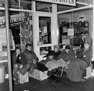 126269 Afbeelding van wachtende klanten voor de deur van Radio Actief (Catharijnesingel 21) te Utrecht om bij de ...